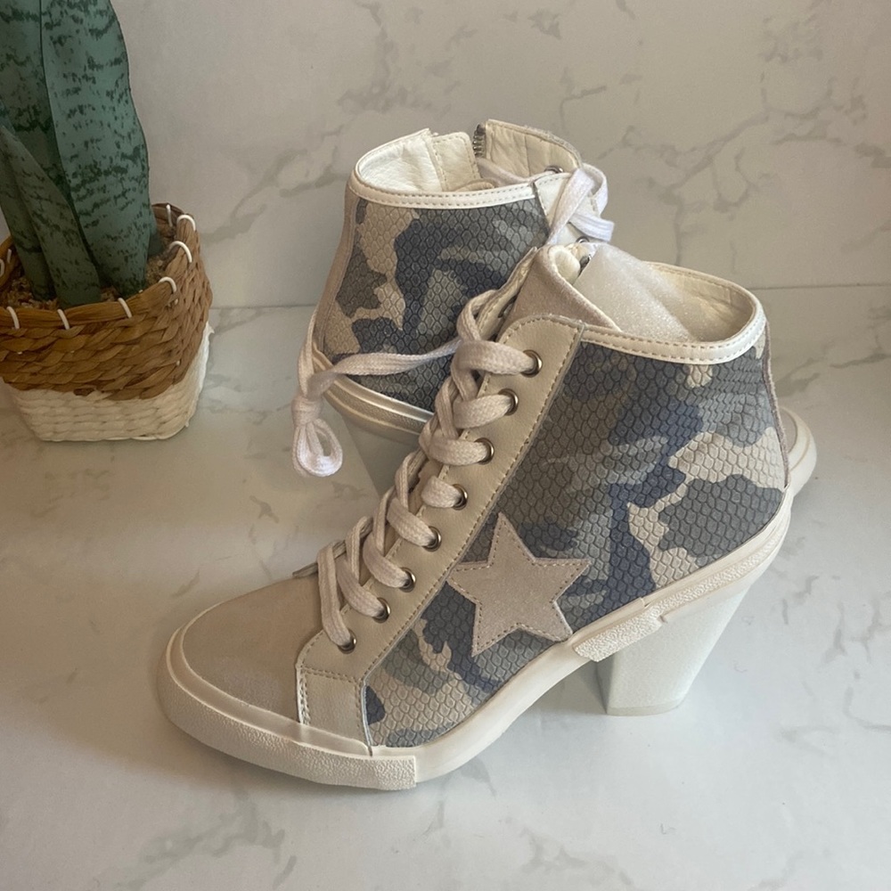Vintage Havana Booties New 9 white green camo print chunky Heel